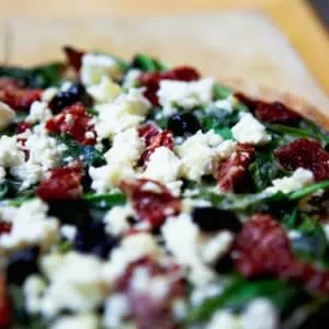 rapide à cuisiner Pizza verte aux tomates séchées et Feta cuisine végétarienne