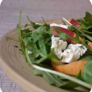 rapide à cuisiner Salade de roquette, pêche et mozzarella préparation