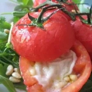 rapide Tomates farcies au chèvre & pignons, vinaigrette au miel.. cuisiner la recette