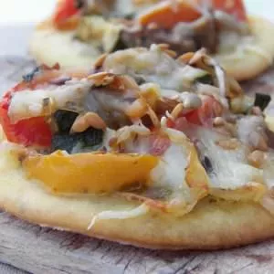 facile Mini pizza aux légumes grillés et pesto de pistaches préparation