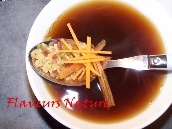 Bouillon miso aux petites pâtes et carotte