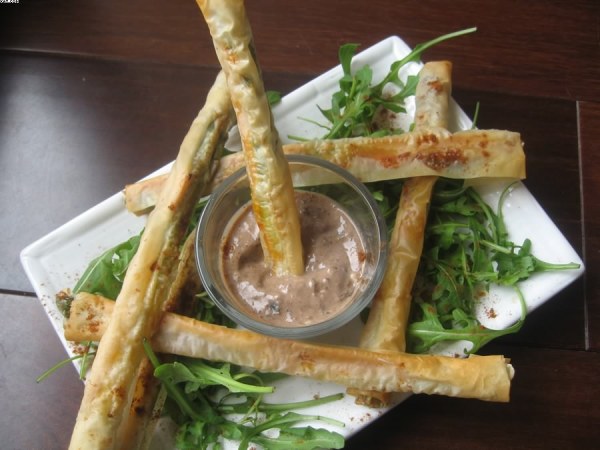 Dips croustillants d'asperges - sauce tofu à la tapenade