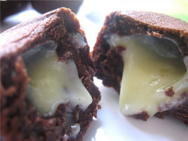Petites bouchées au chocolat ébène, coeur coulant de ganache ivoire