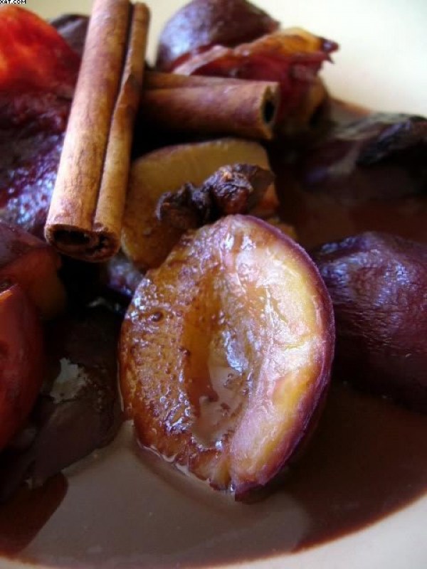 Prunes au sirop de chocolat noir épicé