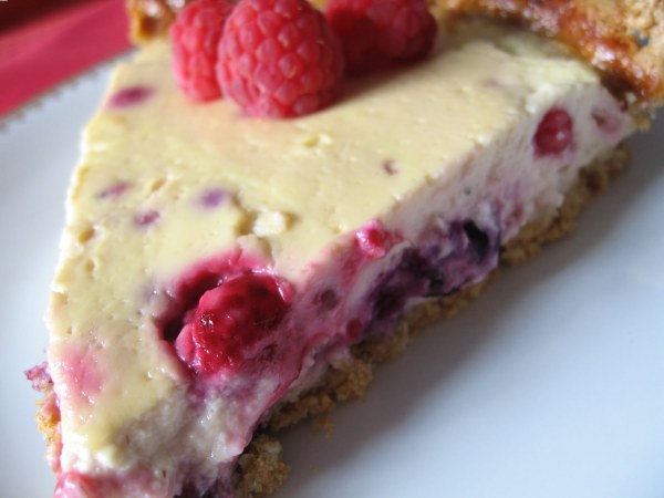 Tarte au fromage blanc, à l'eau de rose et aux fruits rouges