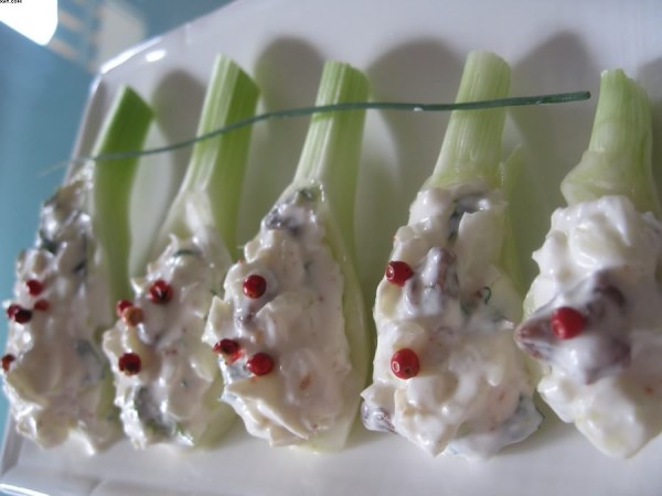 Tzaziki de fenouil, menthe et raisins secs dans sa cuillère de fenouil