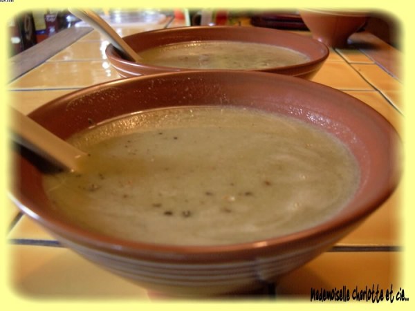 Velouté minute à la courgette, endive, fromage frais & sishuan