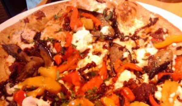 Pizza bio au fromage de chèvre & poivrons rouges
