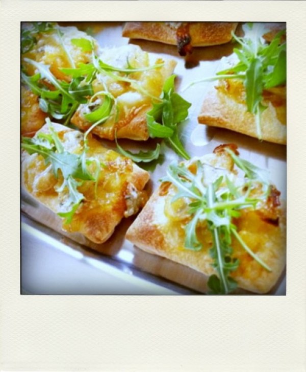 Pizzas aux oignons caramélisés et au gorgonzola