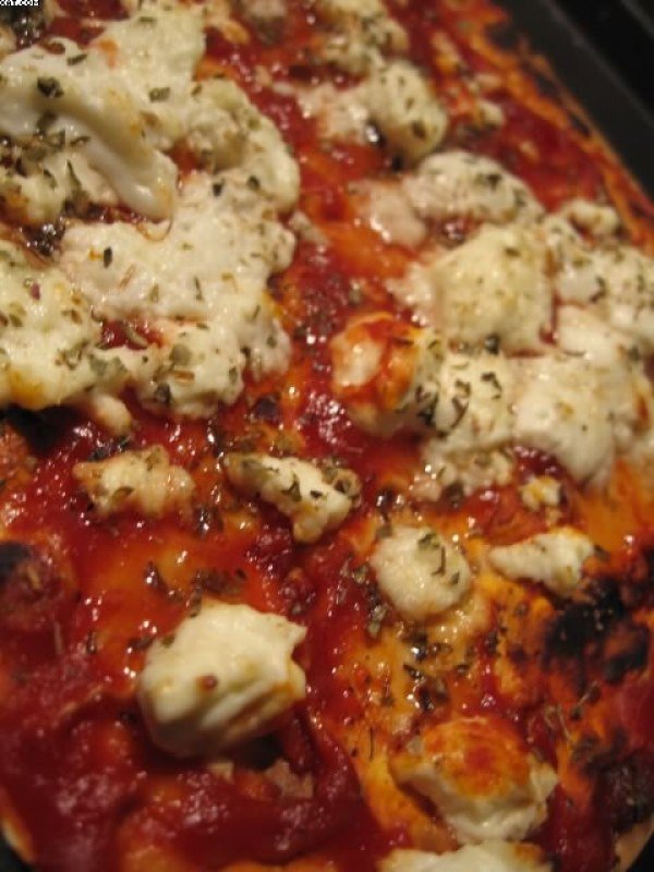 Pizza au chèvre, à la brousse et au miel