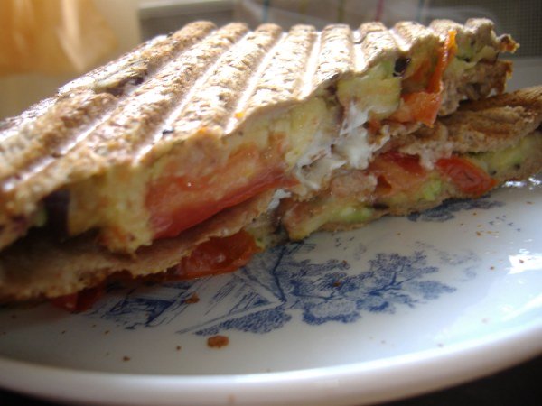 Sandwich aux légumes et au chèvre frais.