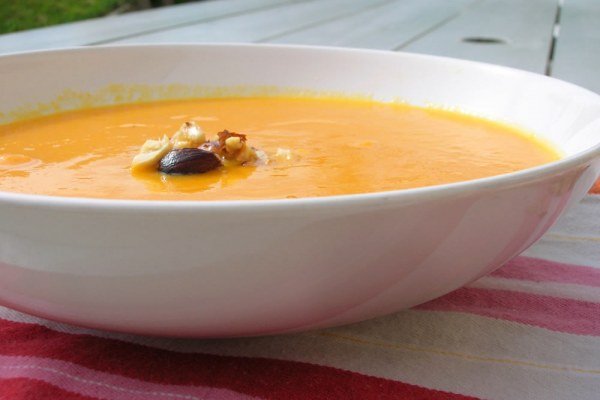 Velouté de potimarron aux amandes et noisettes grillées